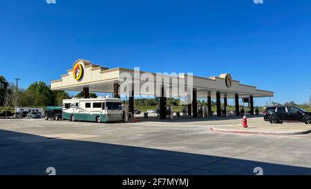 Fort Valley, GA USA-29 marzo 2021: L'esterno di un distributore di benzina Buc ees, ristorante fast food, e minimarket con cibo, bevande, spuntini, k Foto Stock