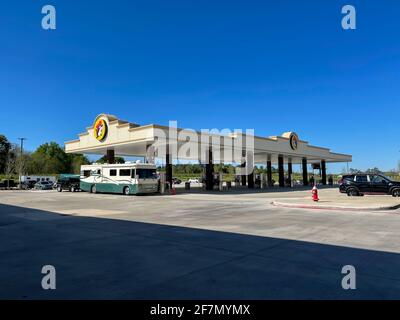 Fort Valley, GA USA-29 marzo 2021: L'esterno di un distributore di benzina Buc ees, ristorante fast food, e minimarket con cibo, bevande, spuntini, k Foto Stock