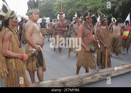 porto seguro, bahia / brasile - 4 luglio 2009: Gli indiani Pataxo sono visti durante la dimostrazione sulla strada statale BR 367 a Porto Seguro, a causa di un acc Foto Stock