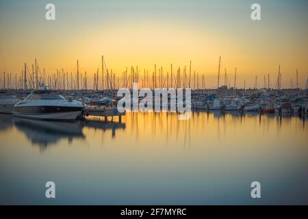 Yacht Club serale ad Ashkelon nei toni calmi di il tramonto Foto Stock