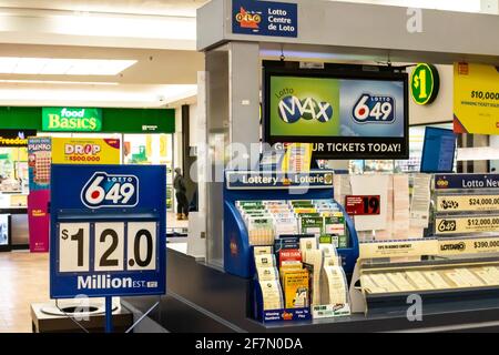 Londra, Ontario, Canada - Febbraio 26 2021: Una biglietteria lotto 649 nel centro commerciale Sherwood Forest afferma che il jackpot è valutato a 12 milioni di dollari. Foto Stock