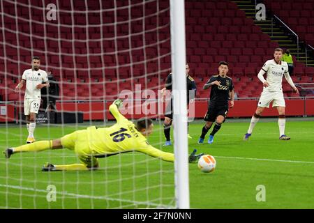 AMSTERDAM , PAESI BASSI - 8 APRILE: Portiere Kjell Scherpen di Ajax, Edin Dzeko di AS Roma durante la partita della UEFA Europe League tra Ajax e AS R. Foto Stock