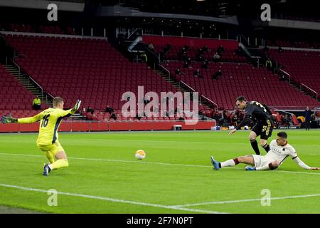 AMSTERDAM , PAESI BASSI - 8 APRILE: Portiere Kjell Scherpen di Ajax, Lorenzo Pellegrini di AS Roma, Nicolas Tagliafico di Ajax durante la UEFA Europe Foto Stock