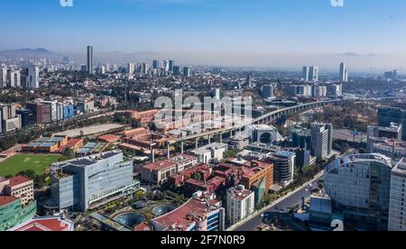 Inquinamento atmosferico su Città del Messico visto da Santa Fe distretto Foto Stock