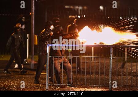 Giovani fuochi d'artificio al PSNI sulla strada Springfield, durante ulteriori disordini a Belfast. Data immagine: Giovedì 8 aprile 2021.