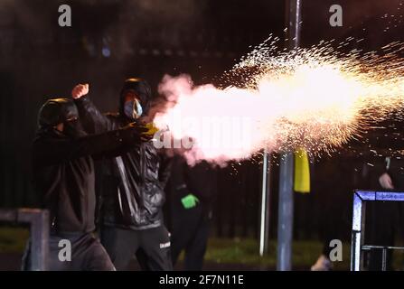 Giovani fuochi d'artificio al PSNI sulla strada Springfield, durante ulteriori disordini a Belfast. Data immagine: Giovedì 8 aprile 2021.