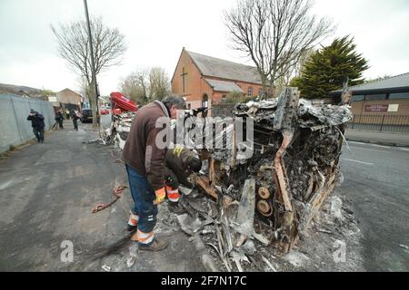 Belfast, Antrim. 8 aprile 2021. I resti di un autobus Translink a due piani vengono rimossi dalla Shankill Road, West Belfast, dopo una notte di saccheggi sia sulla Shankill protestante che sulla Springfield Road cattolica a West Belfast. Photo/Paul McErlane Credit: Irish Eye/Alamy Live News Foto Stock