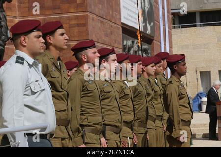 Gerusalemme, Israele. 8 aprile 2021: I soldati israeliani prendono parte ad una cerimonia che celebra l'annuale Giornata della memoria dell'Olocausto a Yad Vashem a Gerusalemme, l'8 aprile 2021. (Alex Kolomoisky/JINI via Xinhua) Credit: Xinhua/Alamy Live News Foto Stock