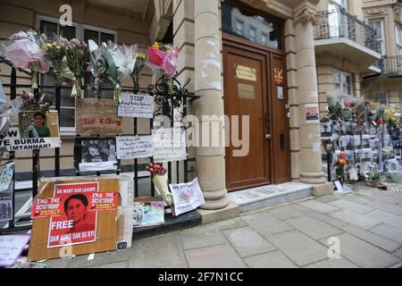 Londra, Inghilterra, Regno Unito. 8 Apr 2021. L'Ambasciata del Myanmar (Birmania) si trova a Mayfair, Londra. Ieri l'ambasciatore del Myanmar nel Regno Unito Kyaw Zwar min, e alcuni membri del personale sono stati bloccati fuori dalla sua ambasciata dal suo addetto militare che ha preso il controllo dei motivi. Credit: Tayfun Salci/ZUMA Wire/Alamy Live News Foto Stock