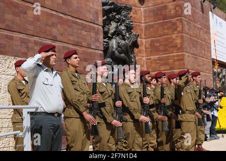 Gerusalemme, Israele. 8 aprile 2021: I soldati israeliani prendono parte ad una cerimonia che celebra l'annuale Giornata della memoria dell'Olocausto a Yad Vashem a Gerusalemme, l'8 aprile 2021. (Alex Kolomoisky/JINI via Xinhua) Credit: Xinhua/Alamy Live News Foto Stock