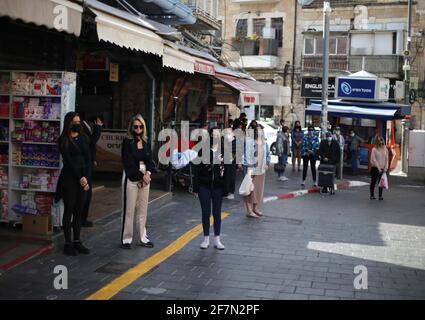 Gerusalemme, Machane Yehuda mercato a Gerusalemme. 8 Apr 2021. La gente si ferma come una sirena in memoria delle vittime dell'Olocausto, al mercato di Machane Yehuda a Gerusalemme, l'8 aprile 2021. Israele si è fermato al suono delle sirene giovedì mattina per commemorare il suo annuale giorno della memoria dell'Olocausto. Credit: Muammar Awad/Xinhua/Alamy Live News Foto Stock