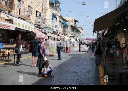 Gerusalemme, Machane Yehuda mercato a Gerusalemme. 8 Apr 2021. La gente si ferma come una sirena in memoria delle vittime dell'Olocausto, al mercato di Machane Yehuda a Gerusalemme, l'8 aprile 2021. Israele si è fermato al suono delle sirene giovedì mattina per commemorare il suo annuale giorno della memoria dell'Olocausto. Credit: Muammar Awad/Xinhua/Alamy Live News Foto Stock