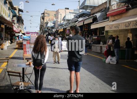 Gerusalemme, Machane Yehuda mercato a Gerusalemme. 8 Apr 2021. La gente si ferma come una sirena in memoria delle vittime dell'Olocausto, al mercato di Machane Yehuda a Gerusalemme, l'8 aprile 2021. Israele si è fermato al suono delle sirene giovedì mattina per commemorare il suo annuale giorno della memoria dell'Olocausto. Credit: Muammar Awad/Xinhua/Alamy Live News Foto Stock