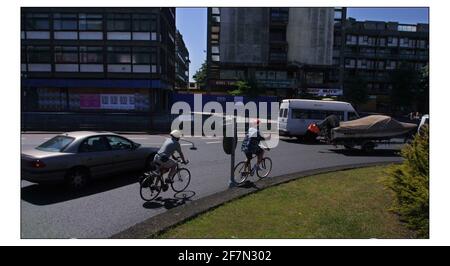 Cole Morton con istruttore di ciclo Steve Wagland (controllare l'ortografia) Fai un giro nel negozio di biciclette di Edwardes in Camberwell Road attraverso Elephant & Castle sul ponte di Waterloo in Soho.Pic David Sandison 13/6/2003 Foto Stock