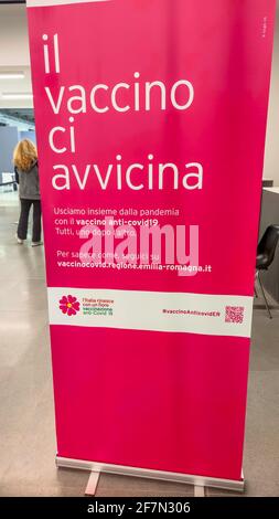 Bologna, Italia - Aprile 2021: Poster italiano della campagna di vaccinazione. Centro di vaccinazione italiano con persone vaccinate con il nuovo AstraZeneca Foto Stock