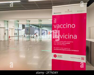 Bologna, Italia - Aprile 2021: Poster italiano della campagna di vaccinazione. Centro di vaccinazione italiano con persone vaccinate con il nuovo AstraZeneca Foto Stock