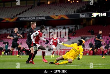 Nicolas Pepe (terza a sinistra) dell'Arsenal segna il primo gol della partita durante la partita della UEFA Europa League all'Emirates Stadium di Londra. Data immagine: Giovedì 8 aprile 2021. Foto Stock