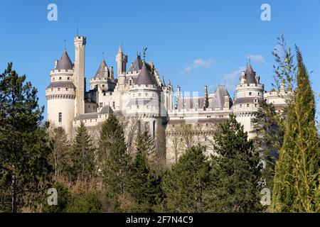 Il Castello di Pierrefonds è un'imponente fortezza situata ai margini della foresta di Compiègne, classificato come monumento storico dal 1862. Foto Stock