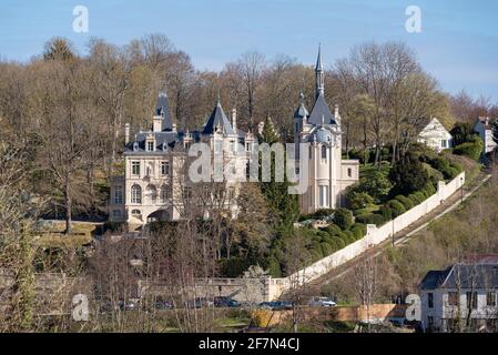 Il Castello di Jonval è stato costruito sulle rovine di un antico castello medievale di fronte al lago. L'edificio è classificato come monumento storico; Foto Stock