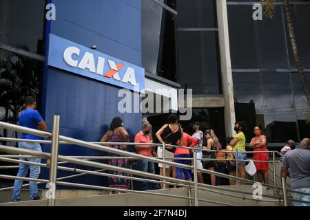 salvador, bahia, brasile - 5 febbraio 2021: La gente è vista alla porta anteriore di un ramo della banca federale di Caixa economica nel vicino Rio Vermelho Foto Stock