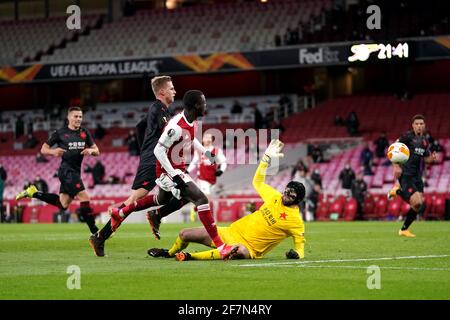 Nicolas Pepe (terza a sinistra) dell'Arsenal segna il primo gol della partita durante la partita della UEFA Europa League all'Emirates Stadium di Londra. Data immagine: Giovedì 8 aprile 2021. Foto Stock