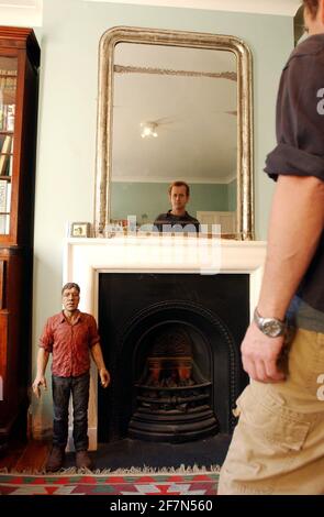 Artista/scultore Sean Henry a casa sua su Norburn Street, W10.4 novembre 2002 foto Andy Paradise Foto Stock