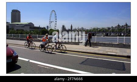 Cole Morton con istruttore di ciclo Steve Wagland (controllare l'ortografia) Fai un giro nel negozio di biciclette di Edwardes in Camberwell Road attraverso Elephant & Castle sul ponte di Waterloo in Soho.Pic David Sandison 13/6/2003 Foto Stock