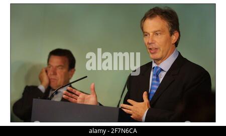 Tony Blair si rivolge a una conferenza stampa alla fine del Progressive Governance Summit a Penny Hill Park a Bagshot, Surrey. Ascoltato dal Cancelliere Gerhard Schroeder della Germania.pic David Sandison 14/7/2003 Foto Stock