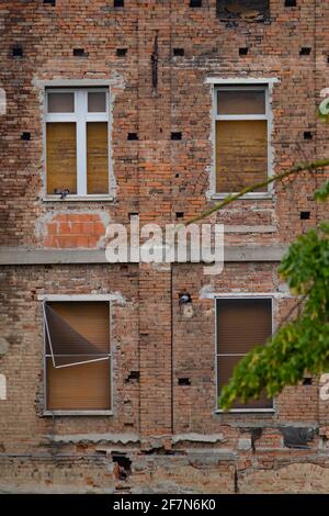 Casa abbandonata con facciate in mattoni e finestre chiuse. Casalmaggiore, Lombardia, Italia Foto Stock