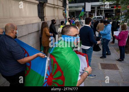 I membri della comunità zingara detengono bandiere durante la dimostrazione. Nell'ambito della Giornata internazionale del popolo zingaro, la comunità zingara di Madrid dimostra sulla strada 'marques de la Ensenada' affermando che questa strada ha il nome di un marchese spagnolo che tra il 1749 e il 1793 ha effettuato un'operazione per sterminare la corsa dei ROM in Spagna, Arrestando e uccidendo decine di migliaia di ROM, uomini, donne e bambini, si sono riuniti per chiedere giustizia per la morte di Eleazar García, un giovane zingaro con una grave invalidità cerebrale detenuto dalla polizia e dalle guardie di sicurezza a El Mo Foto Stock