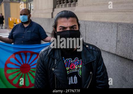 Un uomo ha una bandiera zingara durante la dimostrazione. Nell'ambito della Giornata internazionale del popolo zingaro, la comunità zingara di Madrid dimostra sulla strada 'marques de la Ensenada' affermando che questa strada ha il nome di un marchese spagnolo che tra il 1749 e il 1793 ha effettuato un'operazione per sterminare la corsa dei ROM in Spagna, Arrestando e uccidendo decine di migliaia di ROM, donne e bambini, si sono riuniti per chiedere giustizia per la morte di Eleazar García, un giovane zingaro con una grave invalidità cerebrale, detenuto dalla polizia e dalle guardie di sicurezza presso la stad di El Molinón Foto Stock