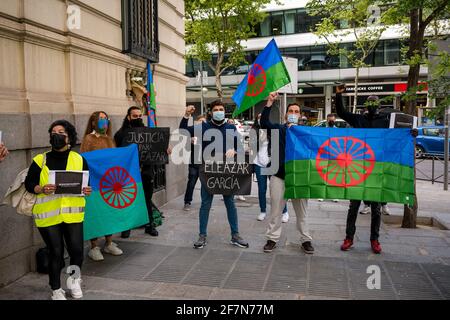 I membri della comunità zingara detengono bandiere e cartelli durante la dimostrazione. Nell'ambito della Giornata internazionale del popolo zingaro, la comunità zingara di Madrid dimostra sulla strada 'marques de la Ensenada' affermando che questa strada ha il nome di un marchese spagnolo che tra il 1749 e il 1793 ha effettuato un'operazione per sterminare la corsa dei ROM in Spagna, Arrestando e uccidendo decine di migliaia di ROM, donne e bambini, si sono riuniti per chiedere giustizia per la morte di Eleazar García, un giovane zingaro con una grave invalidità cerebrale detenuto dalla polizia e dalle guardie di sicurezza Foto Stock