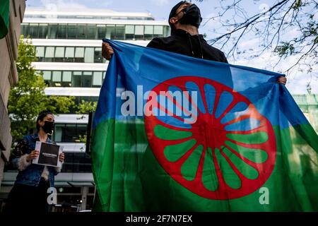 Un uomo ha una bandiera zingara durante la dimostrazione. Nell'ambito della Giornata internazionale del popolo zingaro, la comunità zingara di Madrid dimostra sulla strada 'marques de la Ensenada' affermando che questa strada ha il nome di un marchese spagnolo che tra il 1749 e il 1793 ha effettuato un'operazione per sterminare la corsa dei ROM in Spagna, Arrestando e uccidendo decine di migliaia di ROM, donne e bambini, si sono riuniti per chiedere giustizia per la morte di Eleazar García, un giovane zingaro con una grave invalidità cerebrale, detenuto dalla polizia e dalle guardie di sicurezza presso la stad di El Molinón Foto Stock