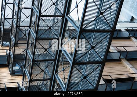 Passerelle in metallo a reticolo tra due edifici moderni. Foto Stock