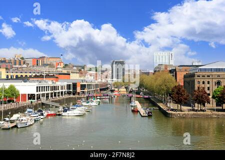 Bristol, Somerset, Regno Unito - 23 maggio 2012: Il rinnovato impacchettamento sul porto si trova a Bristol, Inghilterra Foto Stock