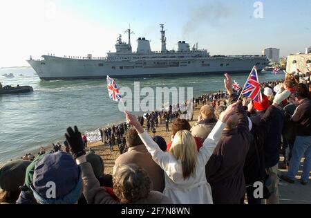 LA PORTAEREI HMS ARK ROYAL LASCIA PORTSMOUTH PER IL GOLFO. PIC MIKE WALKER, 2003 Foto Stock