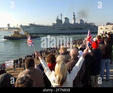 LA PORTAEREI HMS ARK ROYAL LASCIA PORTSMOUTH PER IL GOLFO. PIC MIKE WALKER, 2003 Foto Stock