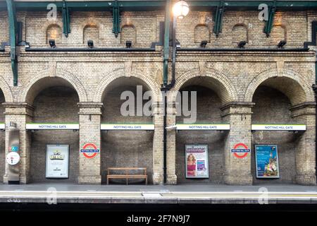 La piattaforma della linea circolare e distrettuale alla stazione della metropolitana di Notting Hill Gate London è vuota a causa del coronavirus che impedisce alle persone di viaggiare. Foto Stock