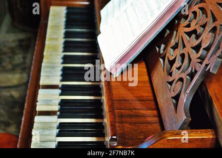 Piano vecchio logoro vicino alle chiavi mancanti Foto Stock