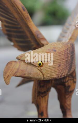 Testa di un'aquila o tallone di falco per artigianato di ironwood, figure animali e rappresentazioni del deserto di sonora fatta a mano da artigiani che carve legno in vendita come souvenir in vendita a Hermosillo, sonora Messico .... Made in Mexico (Photo by Eduardo Sanchez / Norte Photo) Cabeza de aguila o halcon talalda para artesanias en palo fierro, figuras de animales y representaciones del desierto de sonora echos a mano por artesque esculpen la madera para ventos como recuerdos de venta en Hermosillo, Sonora Messico....Hecho en Messico (Foto di Eduardo Sanchez / Norte Foto) Foto Stock