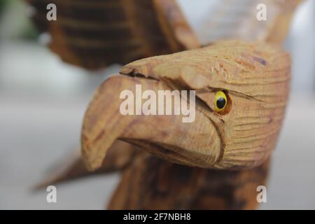 Testa di un'aquila o tallone di falco per artigianato di ironwood, figure animali e rappresentazioni del deserto di sonora fatta a mano da artigiani che carve legno in vendita come souvenir in vendita a Hermosillo, sonora Messico .... Made in Mexico (Photo by Eduardo Sanchez / Norte Photo) Cabeza de aguila o halcon talalda para artesanias en palo fierro, figuras de animales y representaciones del desierto de sonora echos a mano por artesque esculpen la madera para ventos como recuerdos de venta en Hermosillo, Sonora Messico....Hecho en Messico (Foto di Eduardo Sanchez / Norte Foto) Foto Stock