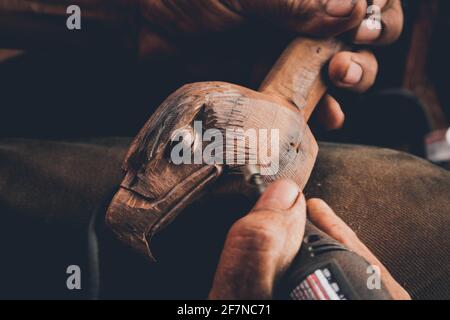 Testa di un'aquila o tallone di falco per artigianato di ironwood, figure animali e rappresentazioni del deserto di sonora fatta a mano da artigiani che carve legno in vendita come souvenir in vendita a Hermosillo, sonora Messico .... Made in Mexico (Photo by Eduardo Sanchez / Norte Photo) Cabeza de aguila o halcon talalda para artesanias en palo fierro, figuras de animales y representaciones del desierto de sonora echos a mano por artesque esculpen la madera para ventos como recuerdos de venta en Hermosillo, Sonora Messico....Hecho en Messico (Foto di Eduardo Sanchez / Norte Foto) Foto Stock