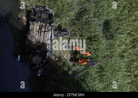 salvador, bahia / brasile - 25 luglio 2019: Veicolo di salvataggio vigili del fuoco che si è schiantato in corrente a parallelo Iguatemi link. Il conducente è morto nell'incidente Foto Stock