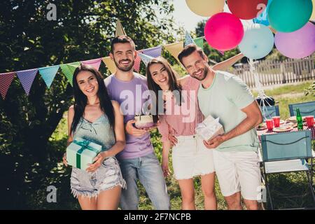 Foto di dolce compagnia quattro amici che hanno festa di compleanno all'esterno giardino all'aperto parco foresta Foto Stock