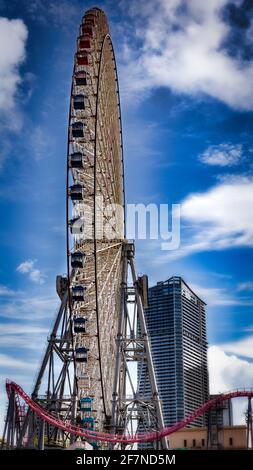 La ruota panoramica Cosmo Clock 21 nel quartiere centrale di Yokohama, Giappone. Foto Stock