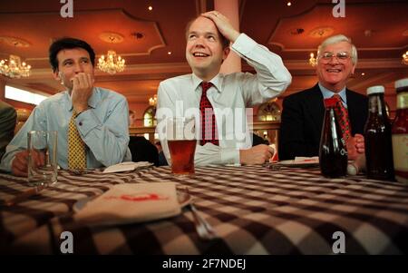 William Hague MP leader del Conservatorio Agosto 1998 Party con Sebastian Coe ex campione corridore ed ex conservatore MP e Brian Thomas imprenditore mangiare pesce e patatine al ristorante Harry Ramsdens. Foto Stock