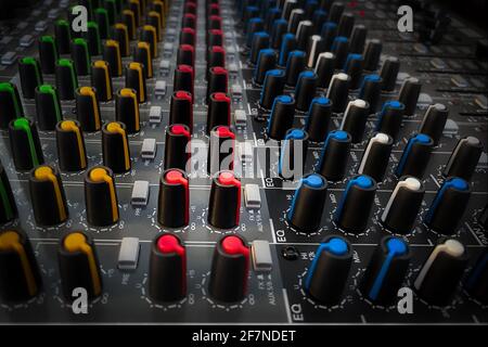 Pulsanti e quadranti di una scheda di mixaggio del suono. Foto Stock