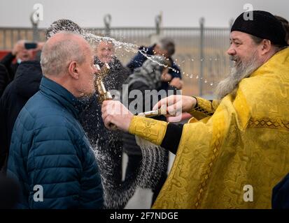 Baikonur, Kazakistan. 8 aprile 2021. Padre Sergei, sacerdote ortodosso russo, benedice il personale di supporto della missione presso la rampa di lancio del Cosmodrome di Baikonur dopo aver benedetto il razzo Soyuz, giovedì 8 aprile 2021, in Kazakistan. Expedition 65 l'astronauta della NASA Mark Vande Hei, i cosmonauti di Roscosmo Pyotr Dubrov e Oleg Novitskiy sono previsti per il lancio a bordo della loro astronave Soyuz MS-18 il 9 aprile. NASA Photo by Bill Ingalls/UPI Credit: UPI/Alamy Live News Foto Stock