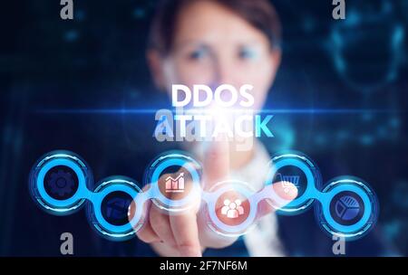Business, tecnologia, Internet e concetto di rete. Giovane uomo d'affari che lavora su uno schermo virtuale del futuro e vede l'iscrizione: Attacco DDoS Foto Stock