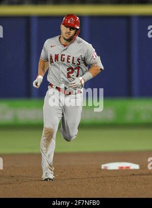 Dunedin, Stati Uniti. 8 aprile 2021. La trota Mike degli Angeli di Los Angeles gira intorno alla base dopo aver colpito una casa solista che si è staccata dal Ross di Toronto Blue Jays durante il quinto inning al TD Ballpark a Dunedin, Florida, giovedì 8 aprile 2021. Foto di Steven J. Nesius/UPI Credit: UPI/Alamy Live News Foto Stock